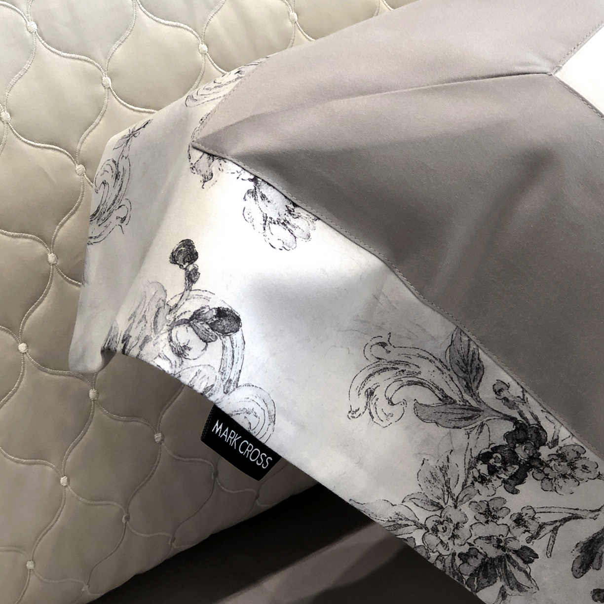 91家纺网 家纺一手货源 找家纺 佳汐蓝家纺 2025新款法式浪漫花卉超细旦天丝棉磨毛系列四件套-热淇淋 黛莉尔庄园-哥特灰