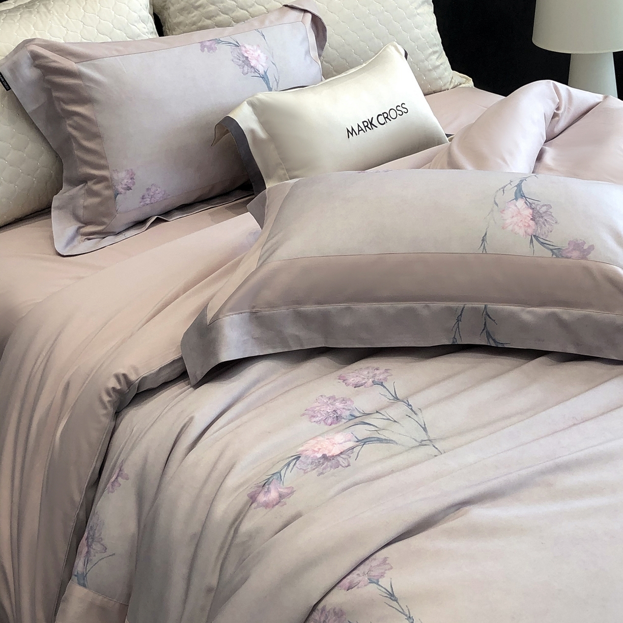 91家纺网 家纺一手货源 找家纺 佳汐蓝家纺 2025新款法式浪漫花卉超细旦天丝棉磨毛系列四件套-热淇淋 蜜糖花圃-鸢尾紫