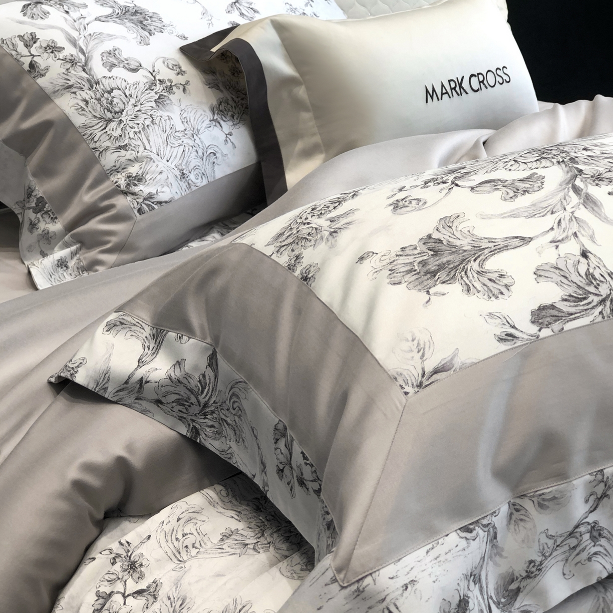 91家纺网 家纺一手货源 找家纺 佳汐蓝家纺 2025新款法式浪漫花卉超细旦天丝棉磨毛系列四件套-热淇淋 黛莉尔庄园-哥特灰