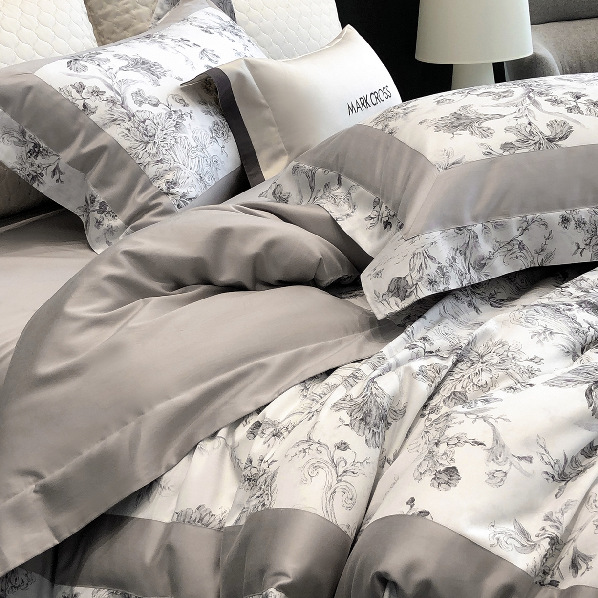 91家纺网 家纺一手货源 找家纺 佳汐蓝家纺 2025新款法式浪漫花卉超细旦天丝棉磨毛系列四件套-热淇淋 黛莉尔庄园-哥特灰