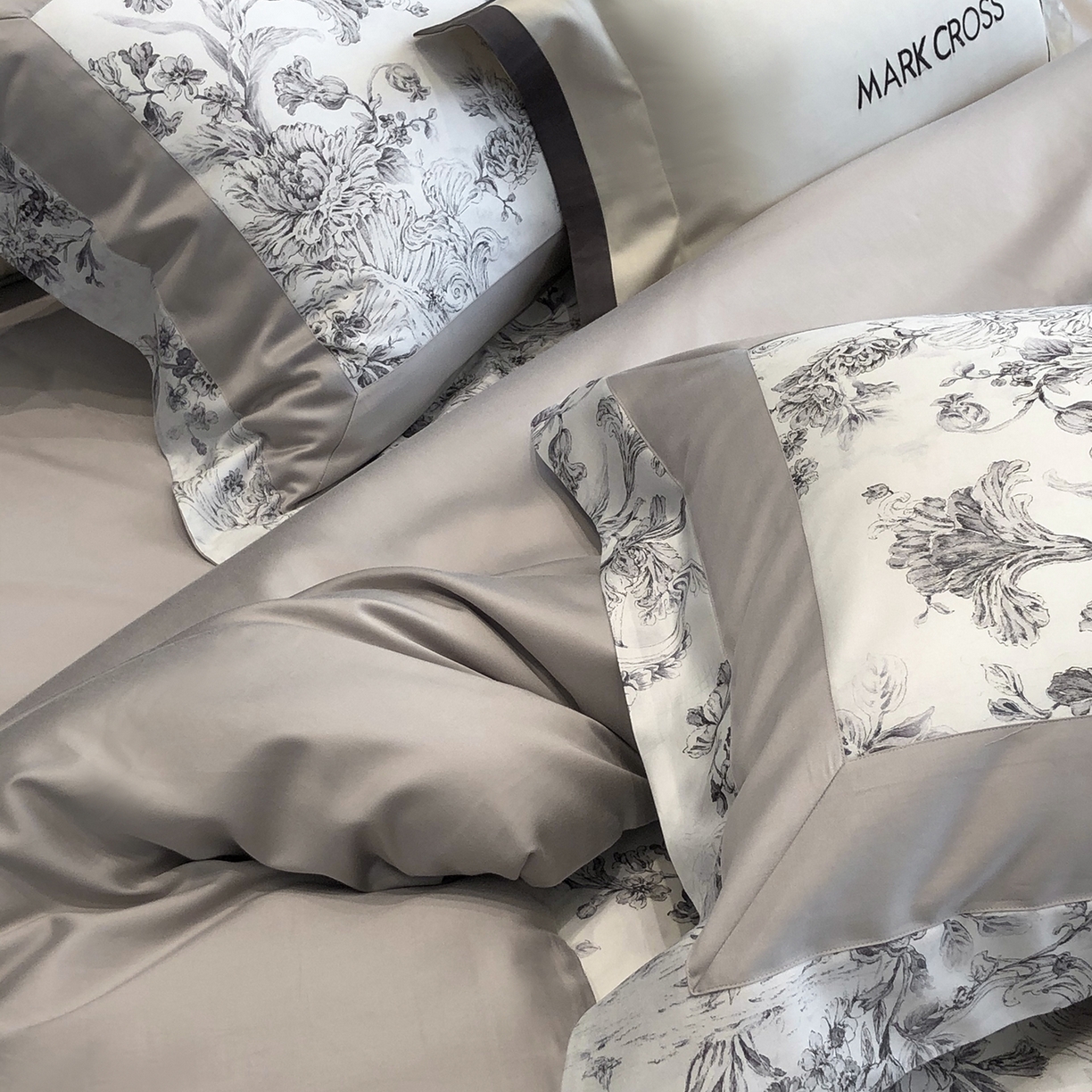 91家纺网 家纺一手货源 找家纺 佳汐蓝家纺 2025新款法式浪漫花卉超细旦天丝棉磨毛系列四件套-热淇淋 黛莉尔庄园-哥特灰