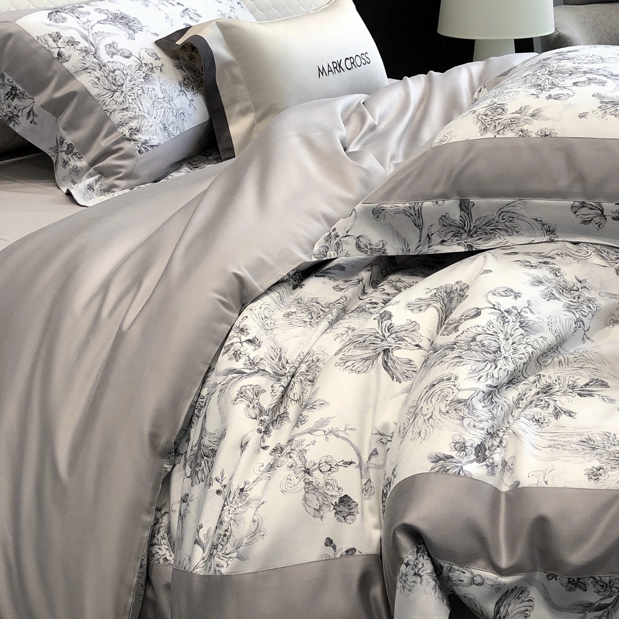 91家纺网 家纺一手货源 找家纺 佳汐蓝家纺 2025新款法式浪漫花卉超细旦天丝棉磨毛系列四件套-热淇淋 黛莉尔庄园-哥特灰