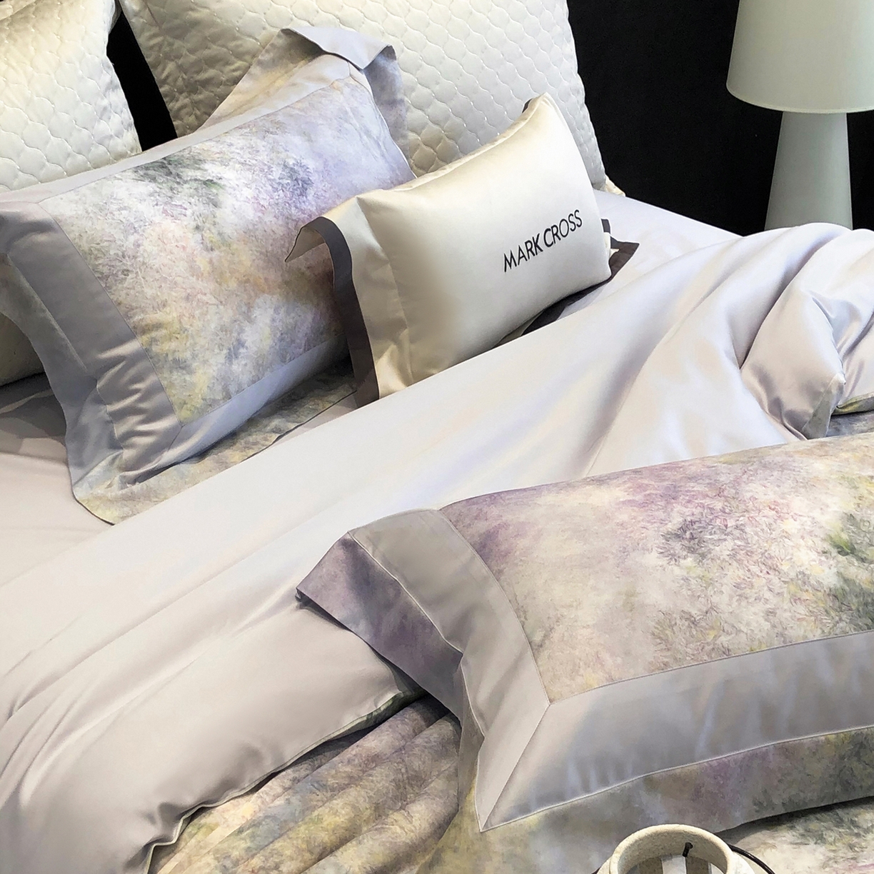 91家纺网 家纺一手货源 找家纺 佳汐蓝家纺 2025新款法式浪漫花卉超细旦天丝棉磨毛系列四件套-热淇淋 萤火岛屿