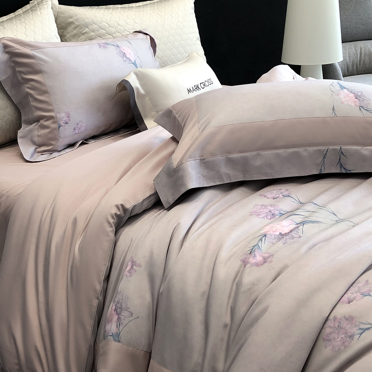 91家纺网 家纺一手货源 找家纺 佳汐蓝家纺 2025新款法式浪漫花卉超细旦天丝棉磨毛系列四件套-热淇淋 蜜糖花圃-鸢尾紫