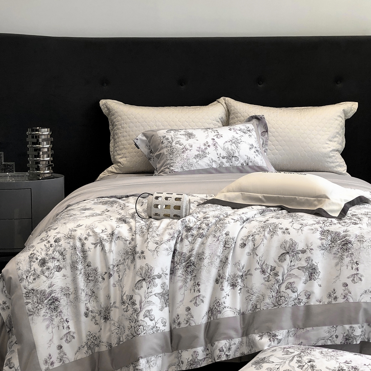 91家纺网 家纺一手货源 找家纺 佳汐蓝家纺 2025新款法式浪漫花卉超细旦天丝棉磨毛系列四件套-热淇淋 黛莉尔庄园-哥特灰