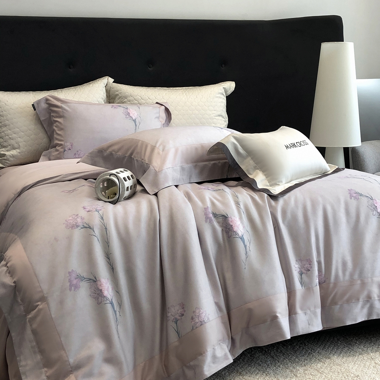 91家纺网 家纺一手货源 找家纺 佳汐蓝家纺 2025新款法式浪漫花卉超细旦天丝棉磨毛系列四件套-热淇淋 蜜糖花圃-鸢尾紫