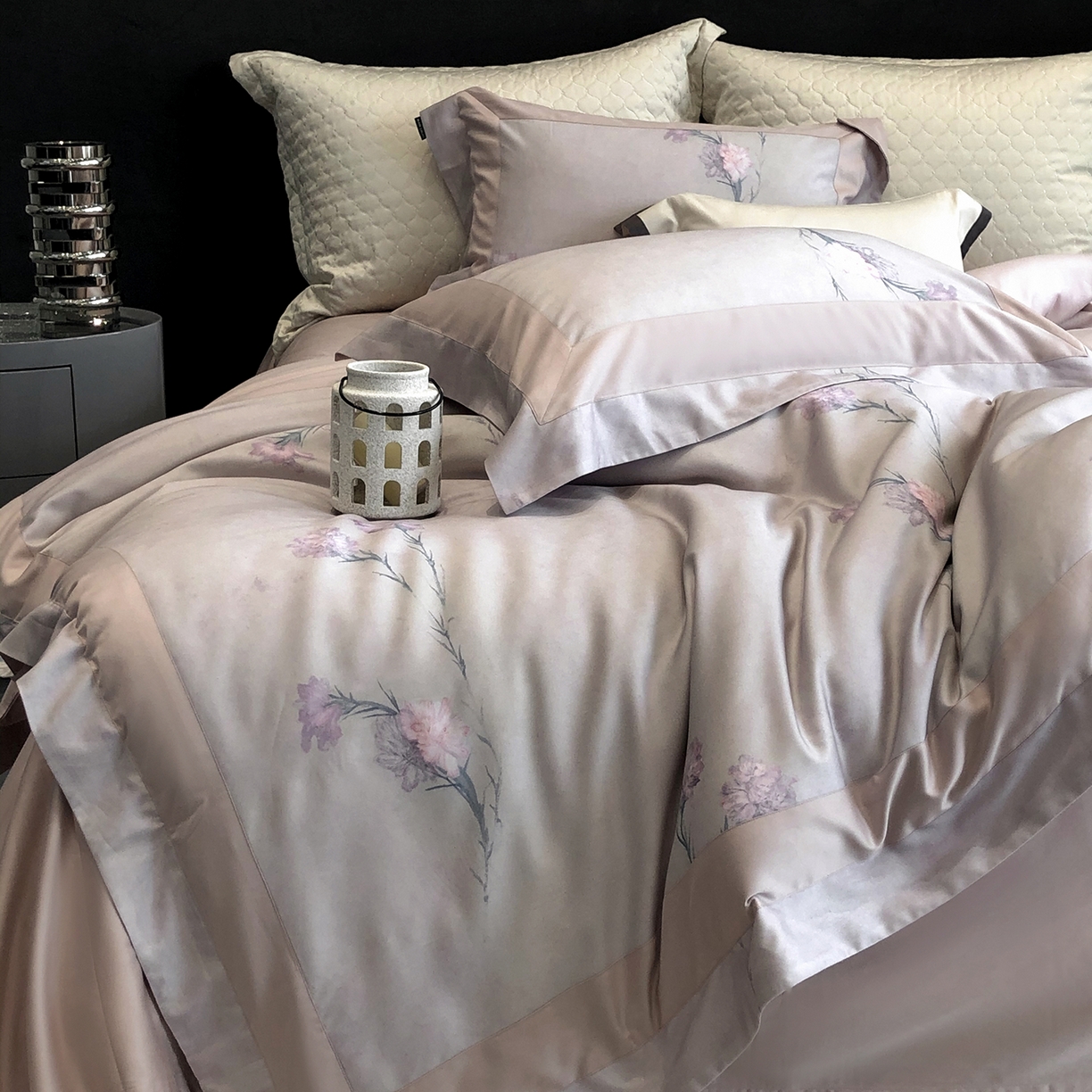 91家纺网 家纺一手货源 找家纺 佳汐蓝家纺 2025新款法式浪漫花卉超细旦天丝棉磨毛系列四件套-热淇淋 蜜糖花圃-鸢尾紫