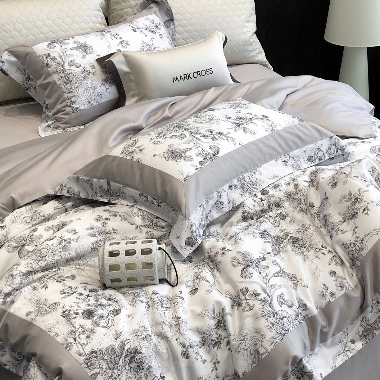 91家纺网 家纺一手货源 找家纺 佳汐蓝家纺 2025新款法式浪漫花卉超细旦天丝棉磨毛系列四件套-热淇淋 黛莉尔庄园-哥特灰