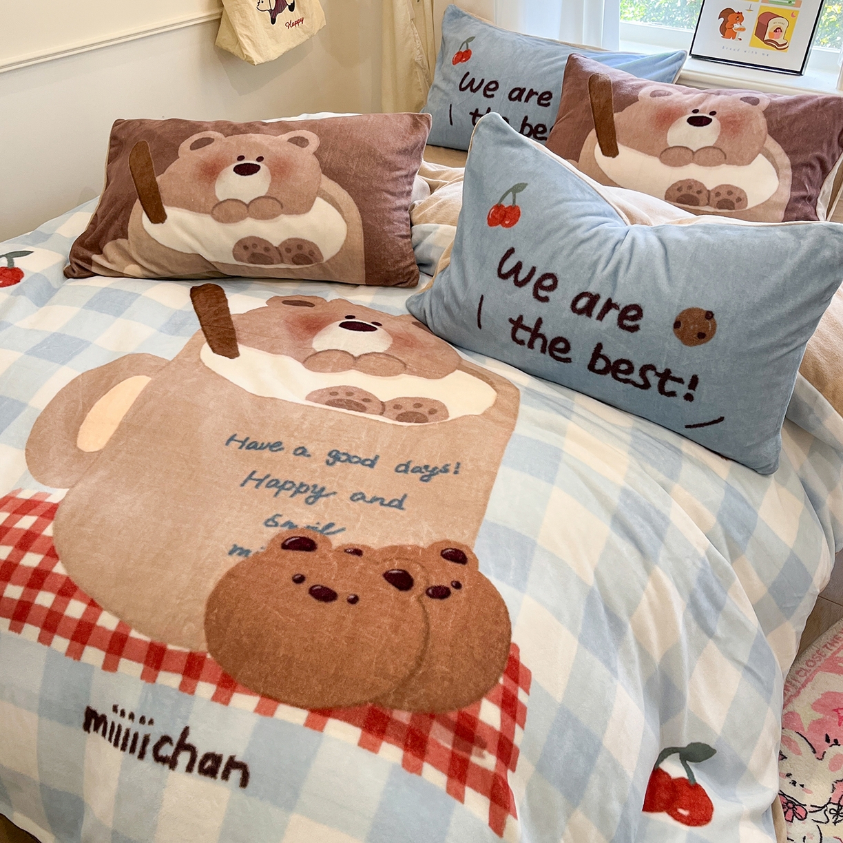 91家纺网 家纺一手货源 找家纺 金爱家 2025新品A类正版授权miiiiichan咪酱大版卡通数码印花加厚牛奶绒系列四件套 绒大版-咪酱趣多多