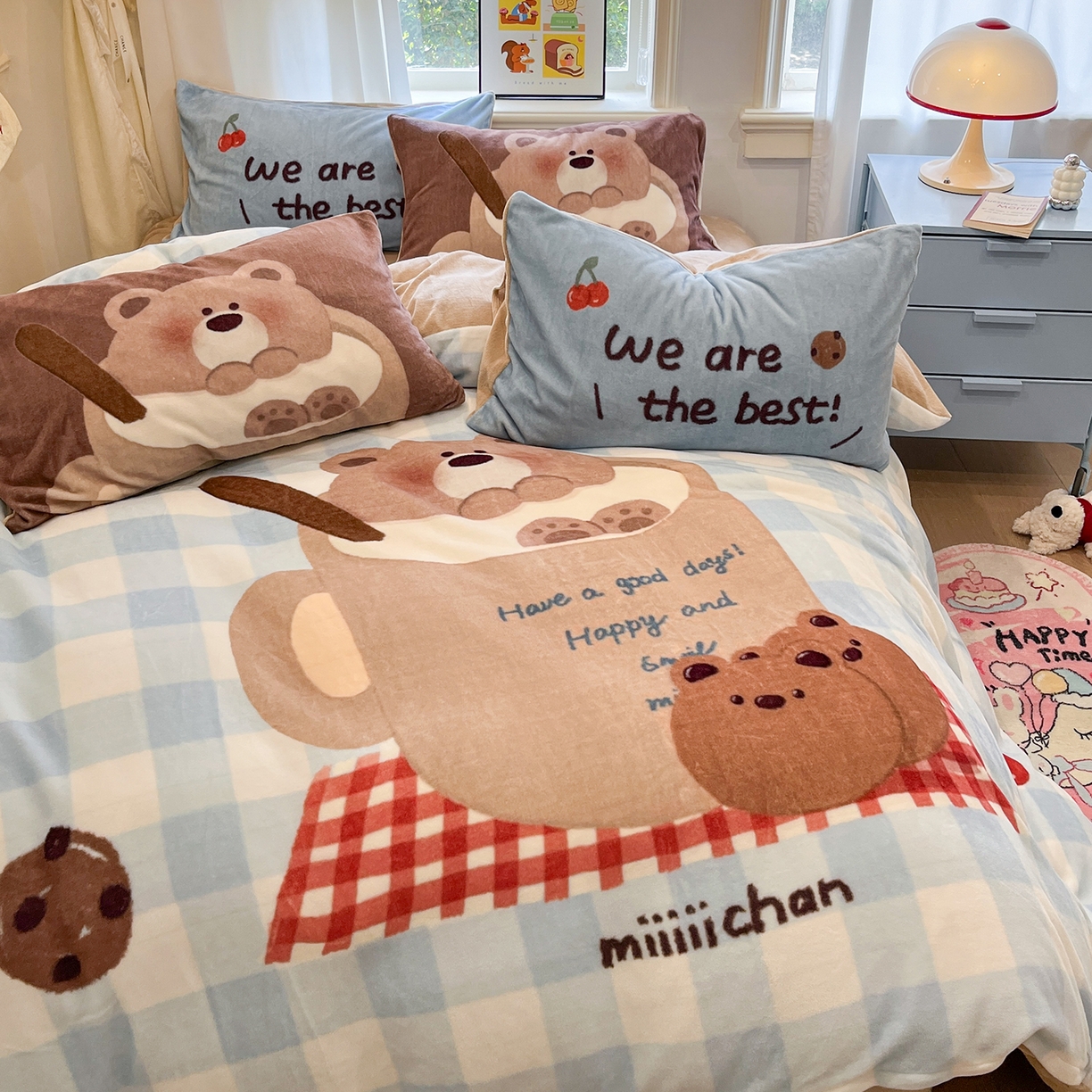 91家纺网 家纺一手货源 找家纺 金爱家 2025新品A类正版授权miiiiichan咪酱大版卡通数码印花加厚牛奶绒系列四件套 绒大版-咪酱趣多多