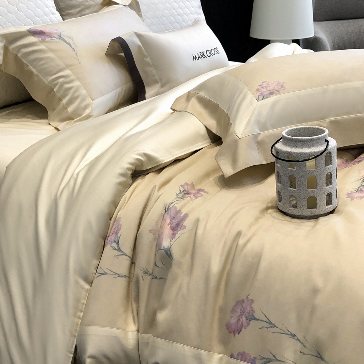 91家纺网 家纺一手货源 找家纺 佳汐蓝家纺 2025新款法式浪漫花卉超细旦天丝棉磨毛系列四件套-热淇淋 蜜糖花圃-茉莉黄