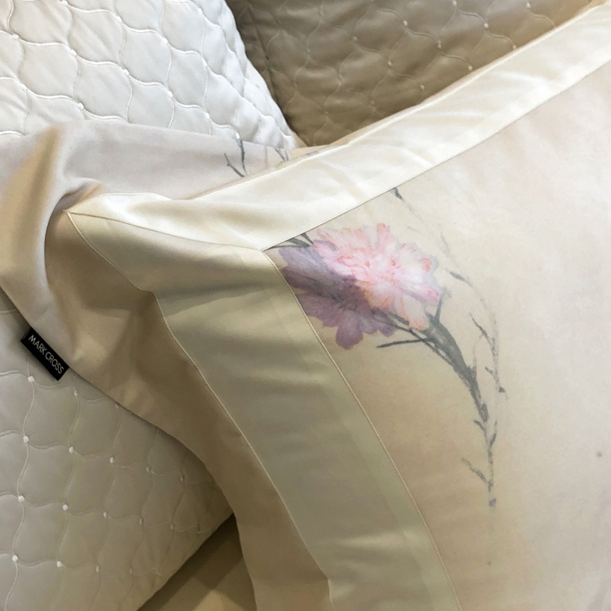 91家纺网 家纺一手货源 找家纺 佳汐蓝家纺 2025新款法式浪漫花卉超细旦天丝棉磨毛系列四件套-热淇淋 蜜糖花圃-茉莉黄