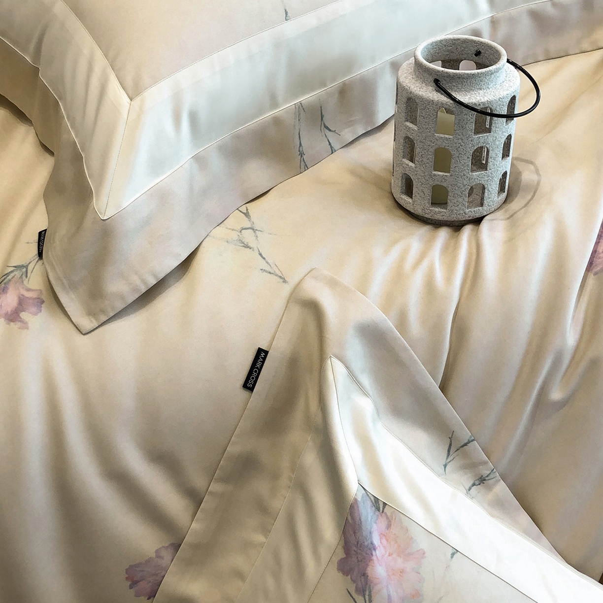 91家纺网 家纺一手货源 找家纺 佳汐蓝家纺 2025新款法式浪漫花卉超细旦天丝棉磨毛系列四件套-热淇淋 蜜糖花圃-茉莉黄