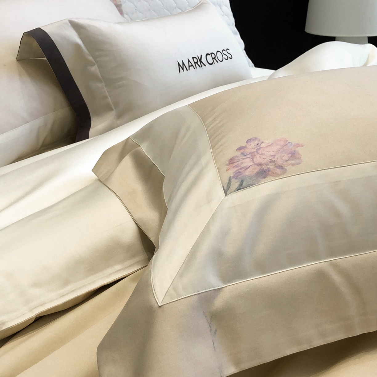 91家纺网 家纺一手货源 找家纺 佳汐蓝家纺 2025新款法式浪漫花卉超细旦天丝棉磨毛系列四件套-热淇淋 蜜糖花圃-茉莉黄