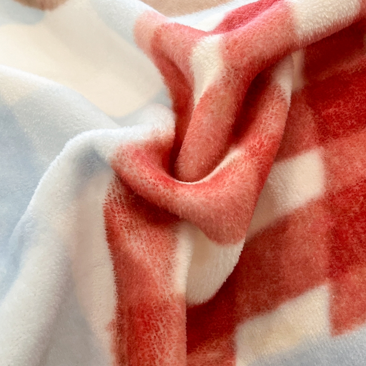 91家纺网 家纺一手货源 找家纺 金爱家 2025新品A类正版授权miiiiichan咪酱大版卡通数码印花加厚牛奶绒系列四件套 绒大版-咪酱趣多多