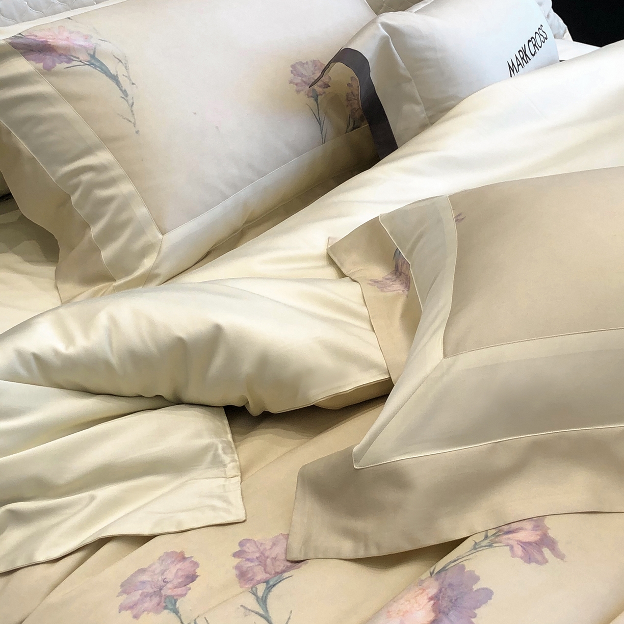 91家纺网 家纺一手货源 找家纺 佳汐蓝家纺 2025新款法式浪漫花卉超细旦天丝棉磨毛系列四件套-热淇淋 蜜糖花圃-茉莉黄