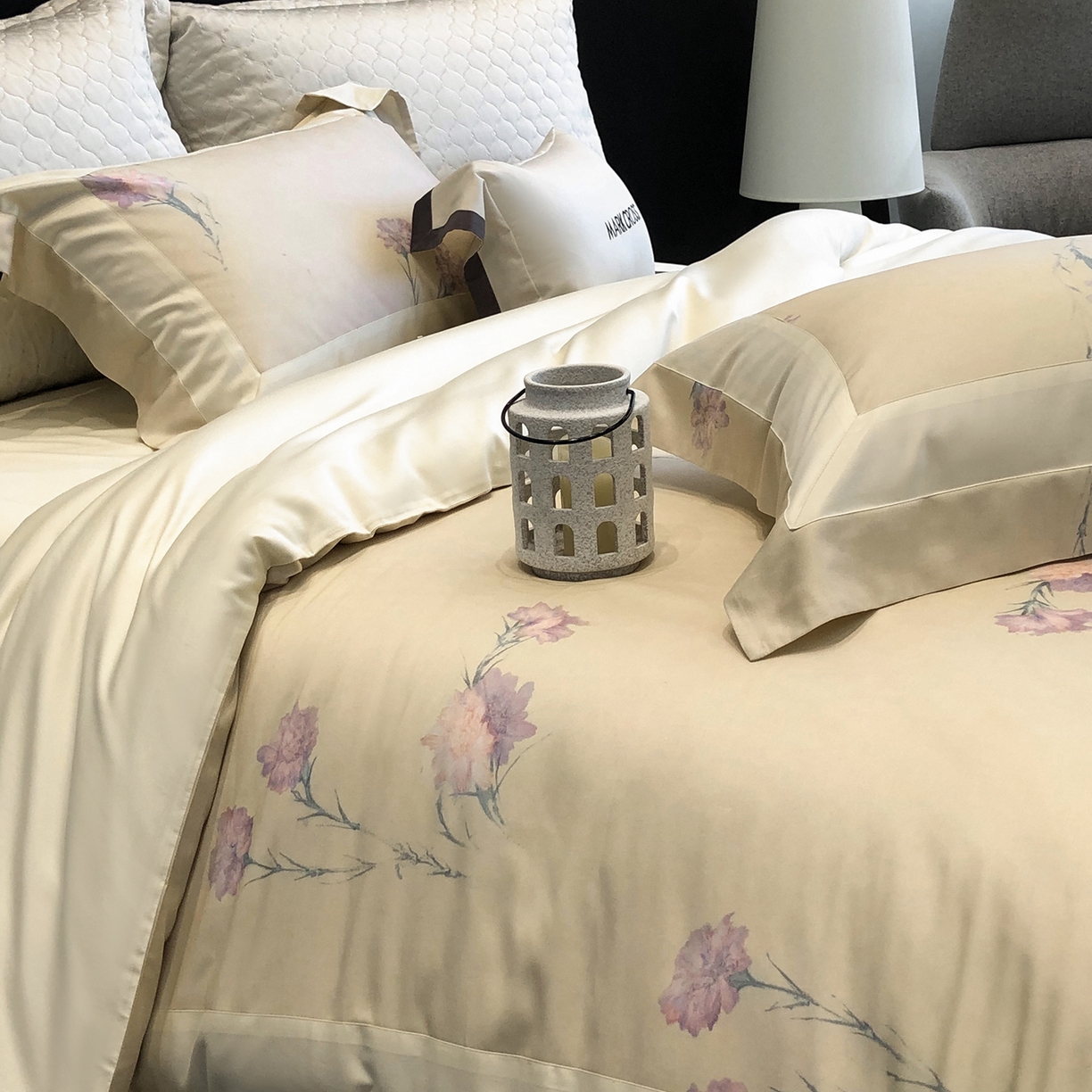 91家纺网 家纺一手货源 找家纺 佳汐蓝家纺 2025新款法式浪漫花卉超细旦天丝棉磨毛系列四件套-热淇淋 蜜糖花圃-茉莉黄