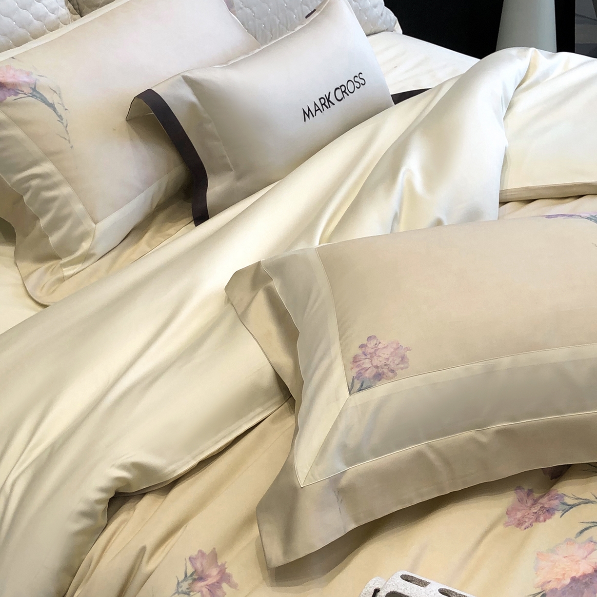 91家纺网 家纺一手货源 找家纺 佳汐蓝家纺 2025新款法式浪漫花卉超细旦天丝棉磨毛系列四件套-热淇淋 蜜糖花圃-茉莉黄