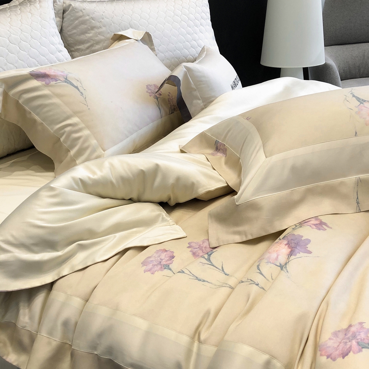 91家纺网 家纺一手货源 找家纺 佳汐蓝家纺 2025新款法式浪漫花卉超细旦天丝棉磨毛系列四件套-热淇淋 蜜糖花圃-茉莉黄