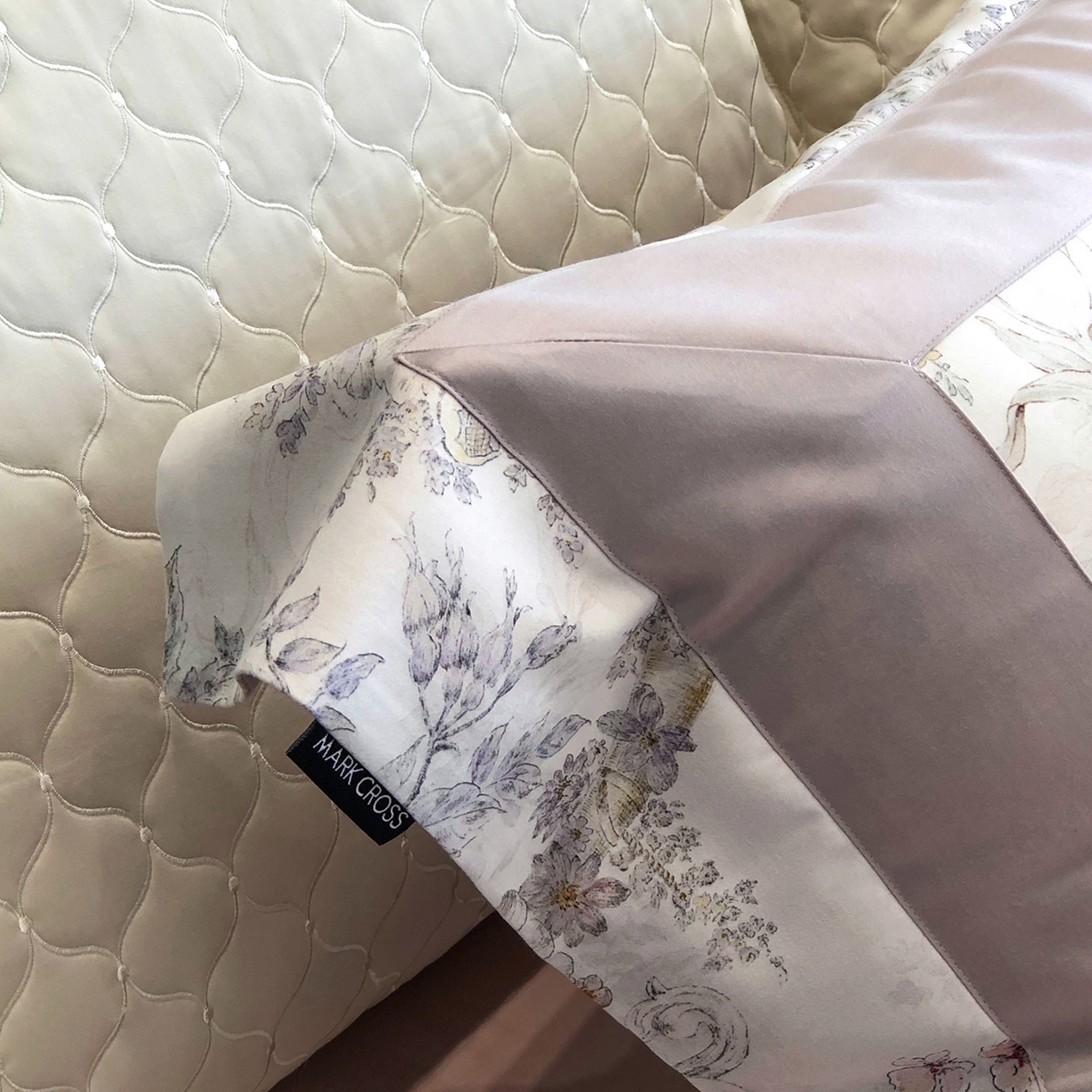 91家纺网 家纺一手货源 找家纺 佳汐蓝家纺 2025新款法式浪漫花卉超细旦天丝棉磨毛系列四件套-热淇淋 阿玛尔晴光