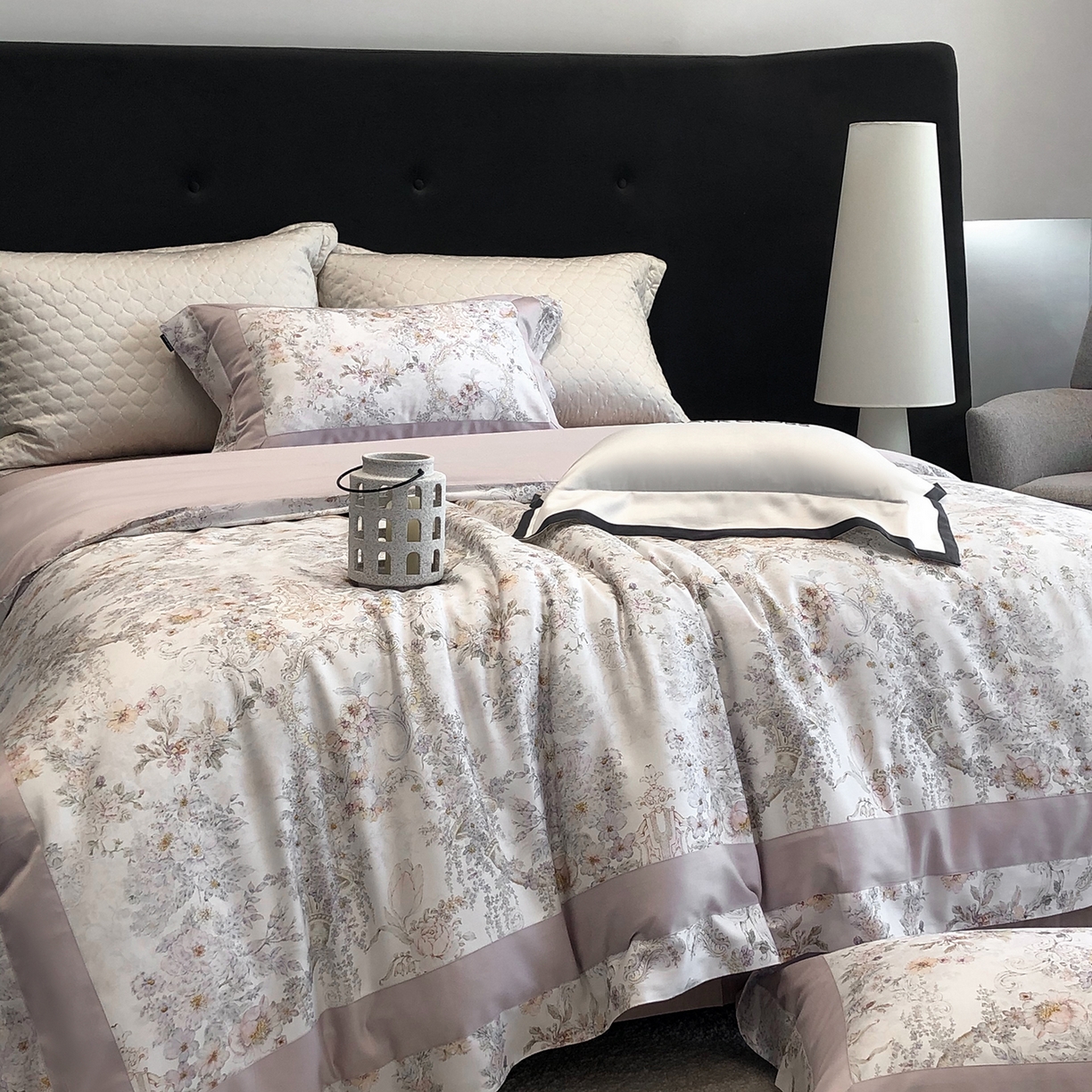 91家纺网 家纺一手货源 找家纺 佳汐蓝家纺 2025新款法式浪漫花卉超细旦天丝棉磨毛系列四件套-热淇淋 阿玛尔晴光