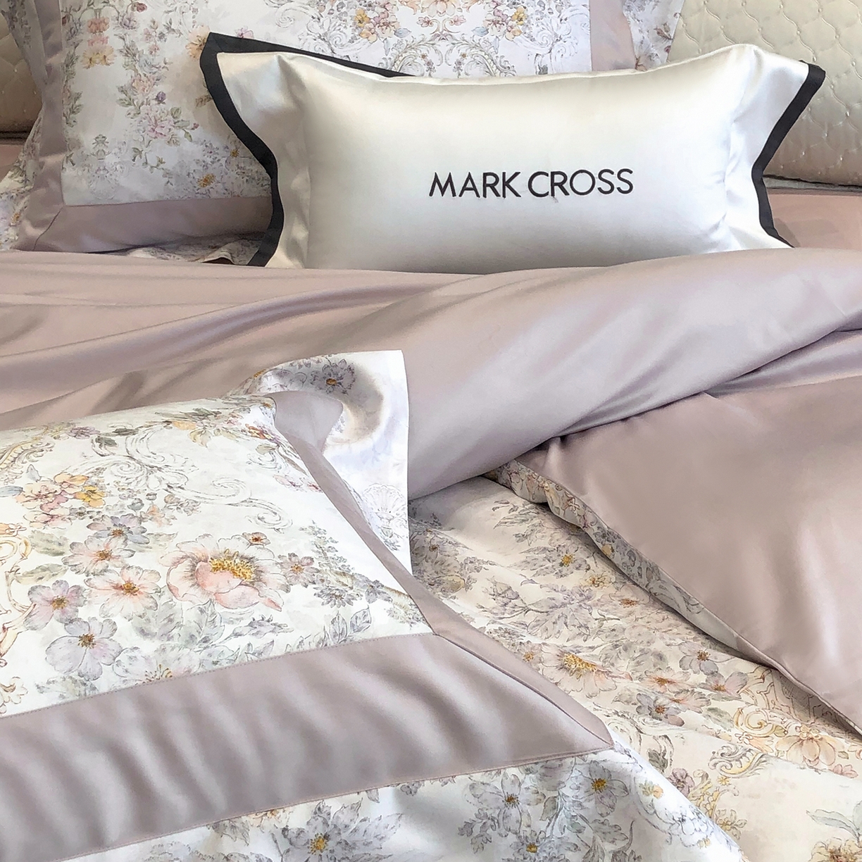 91家纺网 家纺一手货源 找家纺 佳汐蓝家纺 2025新款法式浪漫花卉超细旦天丝棉磨毛系列四件套-热淇淋 阿玛尔晴光