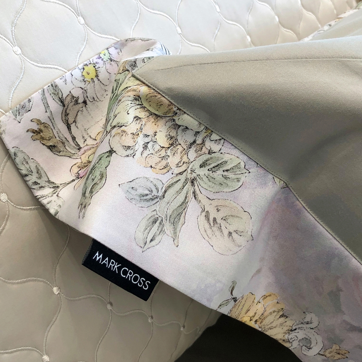 91家纺网 家纺一手货源 找家纺 佳汐蓝家纺 2025新款法式浪漫花卉超细旦天丝棉磨毛系列四件套-热淇淋 黛莉尔庄园-青豆绿