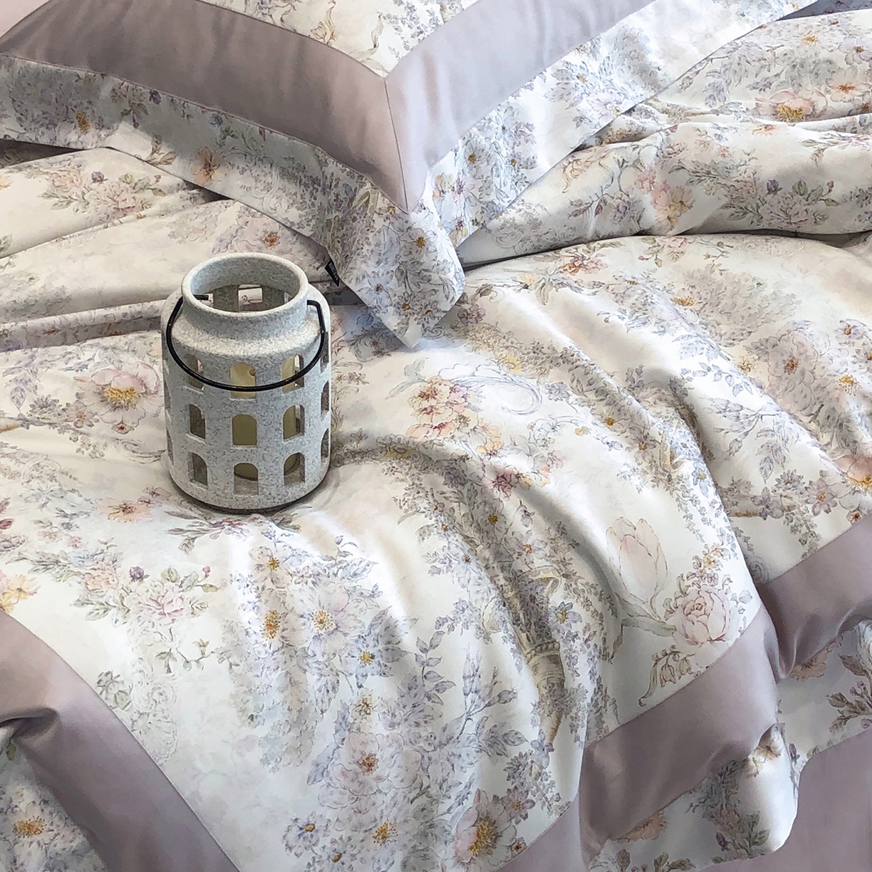 91家纺网 家纺一手货源 找家纺 佳汐蓝家纺 2025新款法式浪漫花卉超细旦天丝棉磨毛系列四件套-热淇淋 阿玛尔晴光