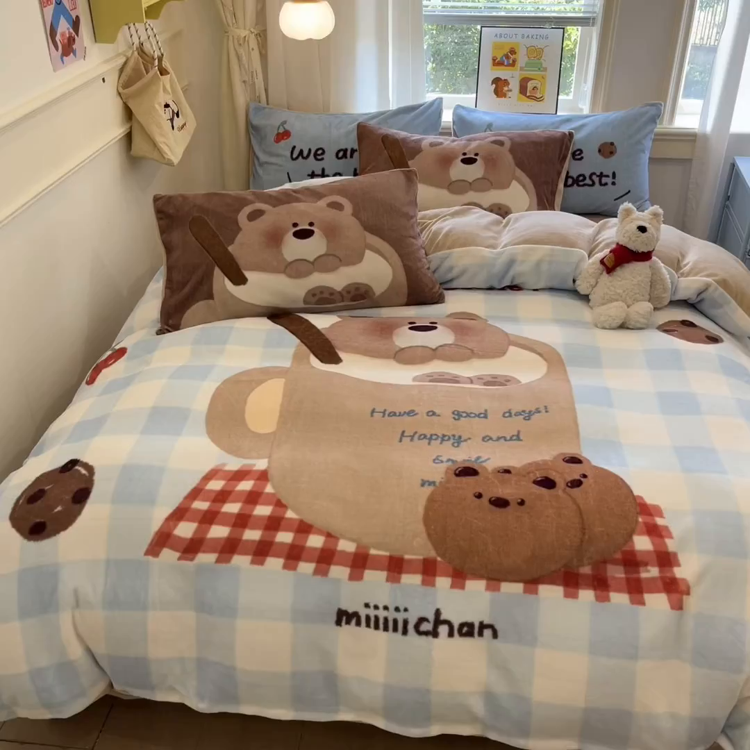 91家纺网 家纺一手货源 找家纺 金爱家 2025新品A类正版授权miiiiichan咪酱大版卡通数码印花加厚牛奶绒系列四件套 绒大版-咪酱趣多多