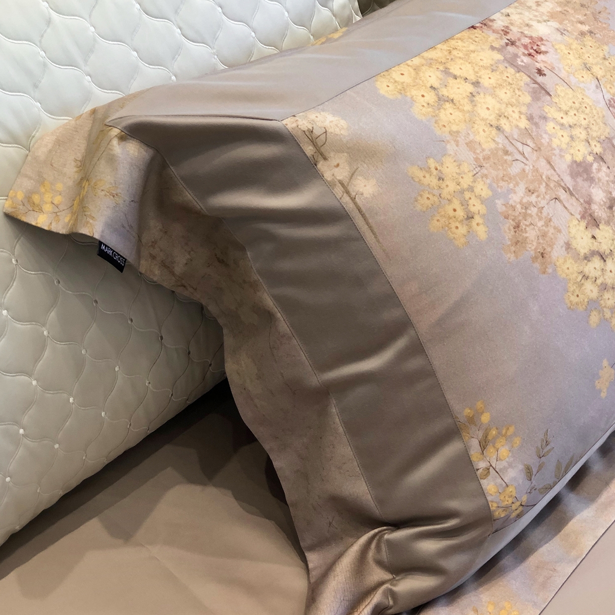 91家纺网 家纺一手货源 找家纺 佳汐蓝家纺 2025新款法式浪漫花卉超细旦天丝棉磨毛系列四件套-热淇淋 冬日花园