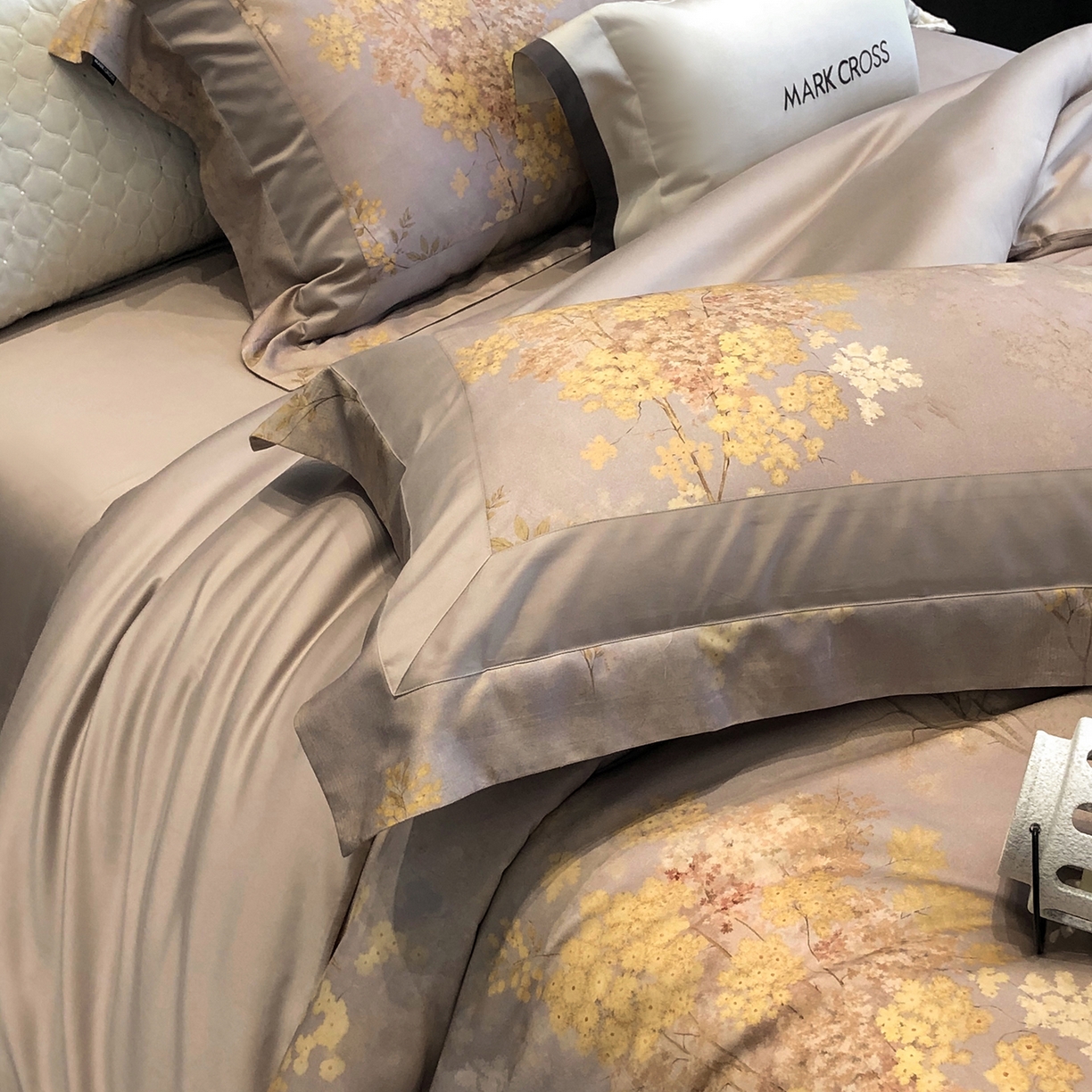 91家纺网 家纺一手货源 找家纺 佳汐蓝家纺 2025新款法式浪漫花卉超细旦天丝棉磨毛系列四件套-热淇淋 冬日花园