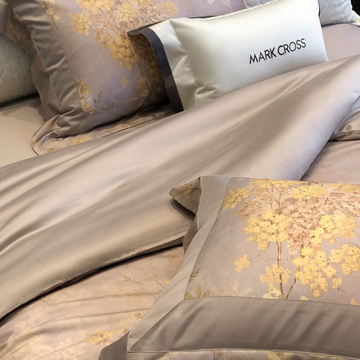 91家纺网 家纺一手货源 找家纺 佳汐蓝家纺 2025新款法式浪漫花卉超细旦天丝棉磨毛系列四件套-热淇淋 冬日花园