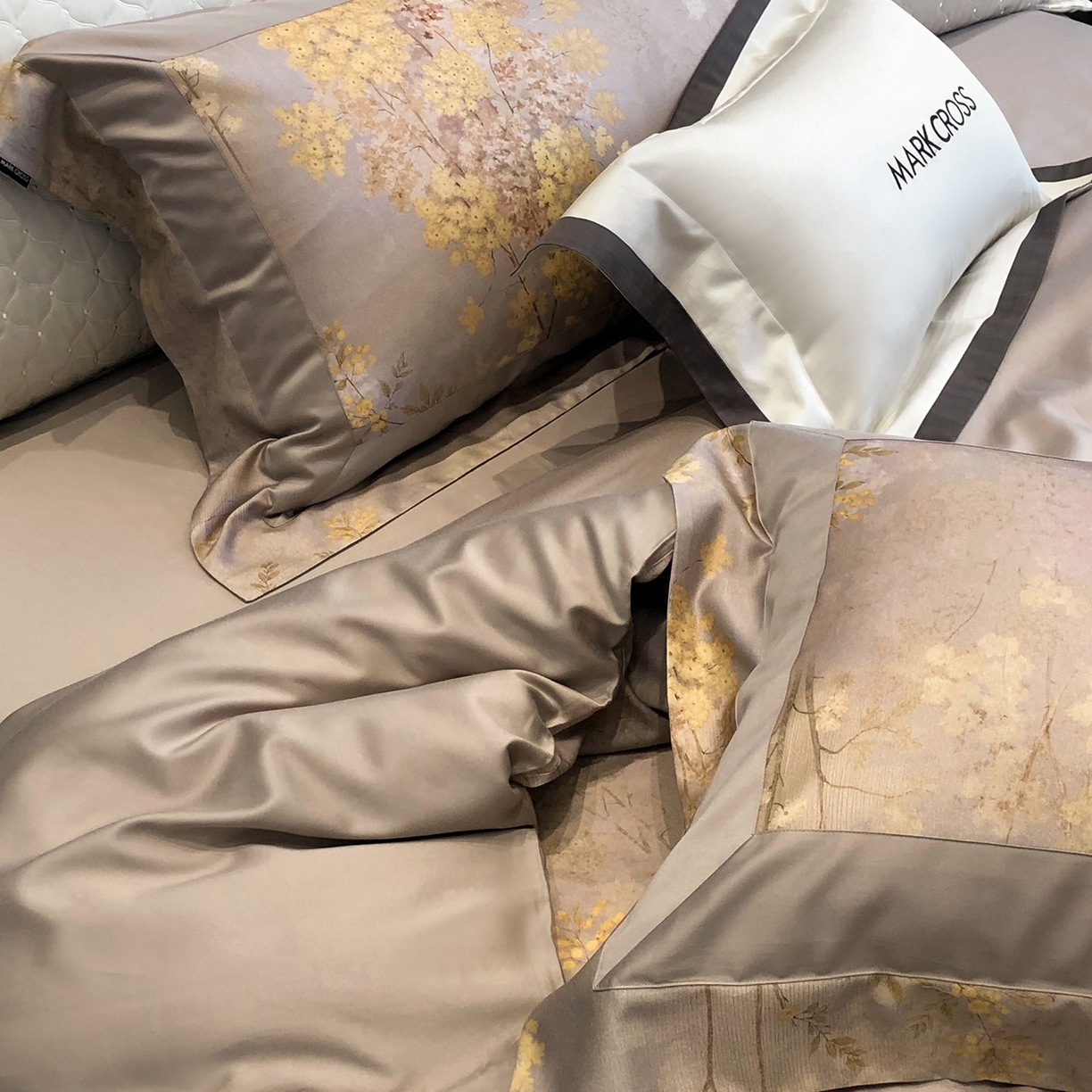 91家纺网 家纺一手货源 找家纺 佳汐蓝家纺 2025新款法式浪漫花卉超细旦天丝棉磨毛系列四件套-热淇淋 冬日花园