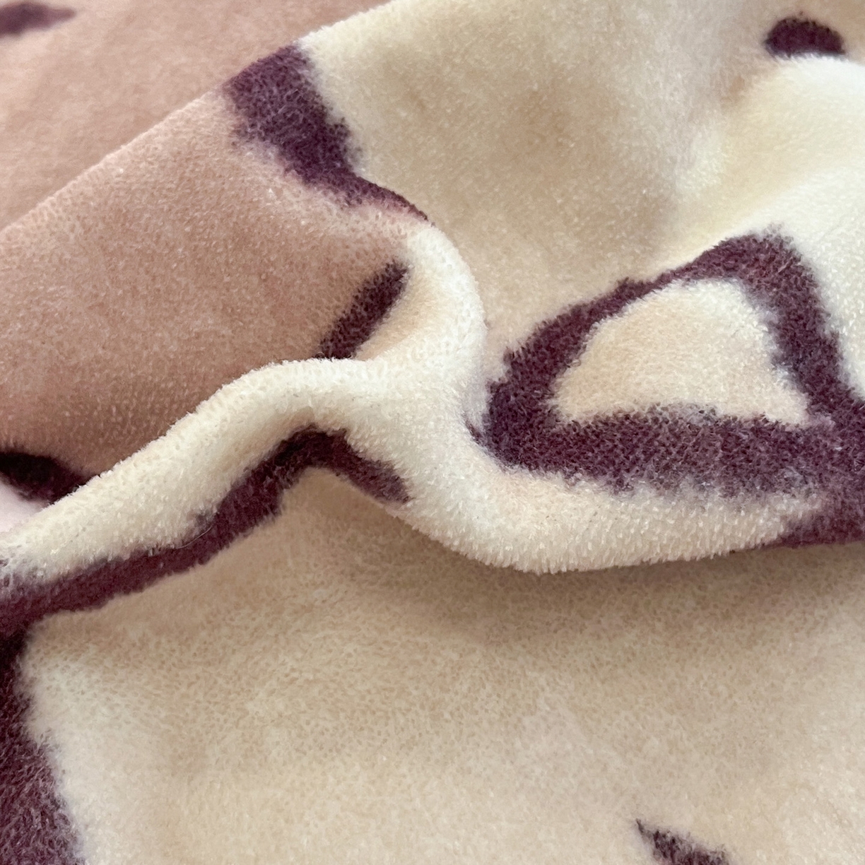 91家纺网 家纺一手货源 找家纺 金爱家 2025新品A类正版授权miiiiichan咪酱大版卡通数码印花加厚牛奶绒系列四件套 绒大版-咪酱晚安女孩