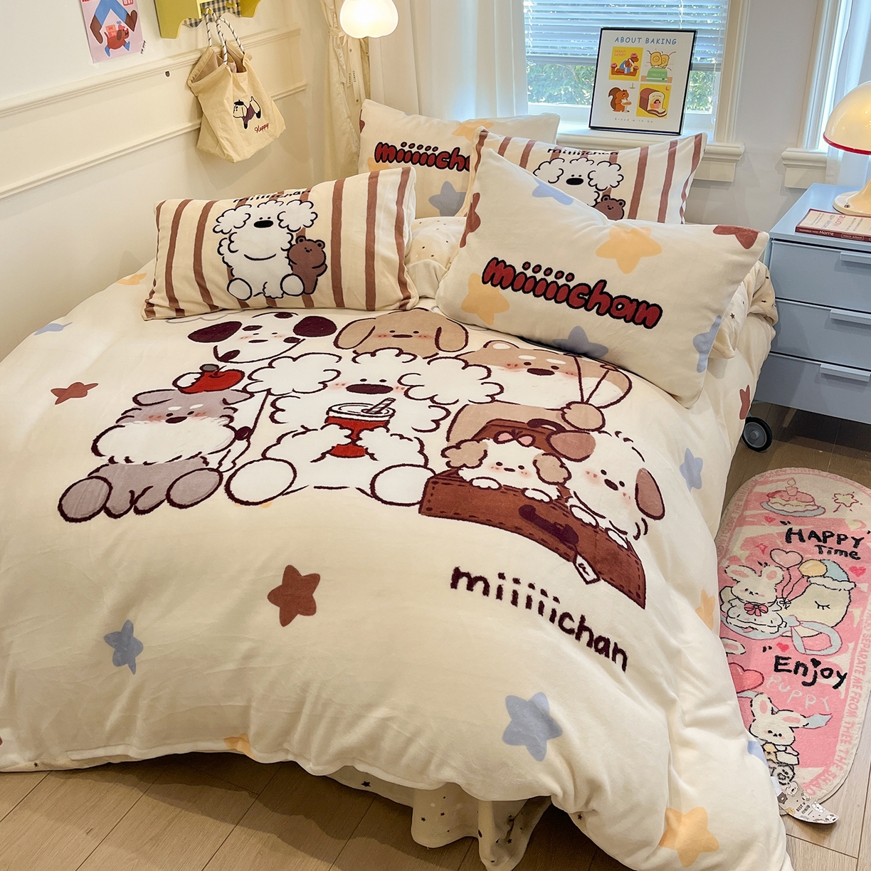 91家纺网 家纺一手货源 找家纺 金爱家 2025新品A类正版授权miiiiichan咪酱大版卡通数码印花加厚牛奶绒系列四件套 绒大版-咪酱星愿小狗