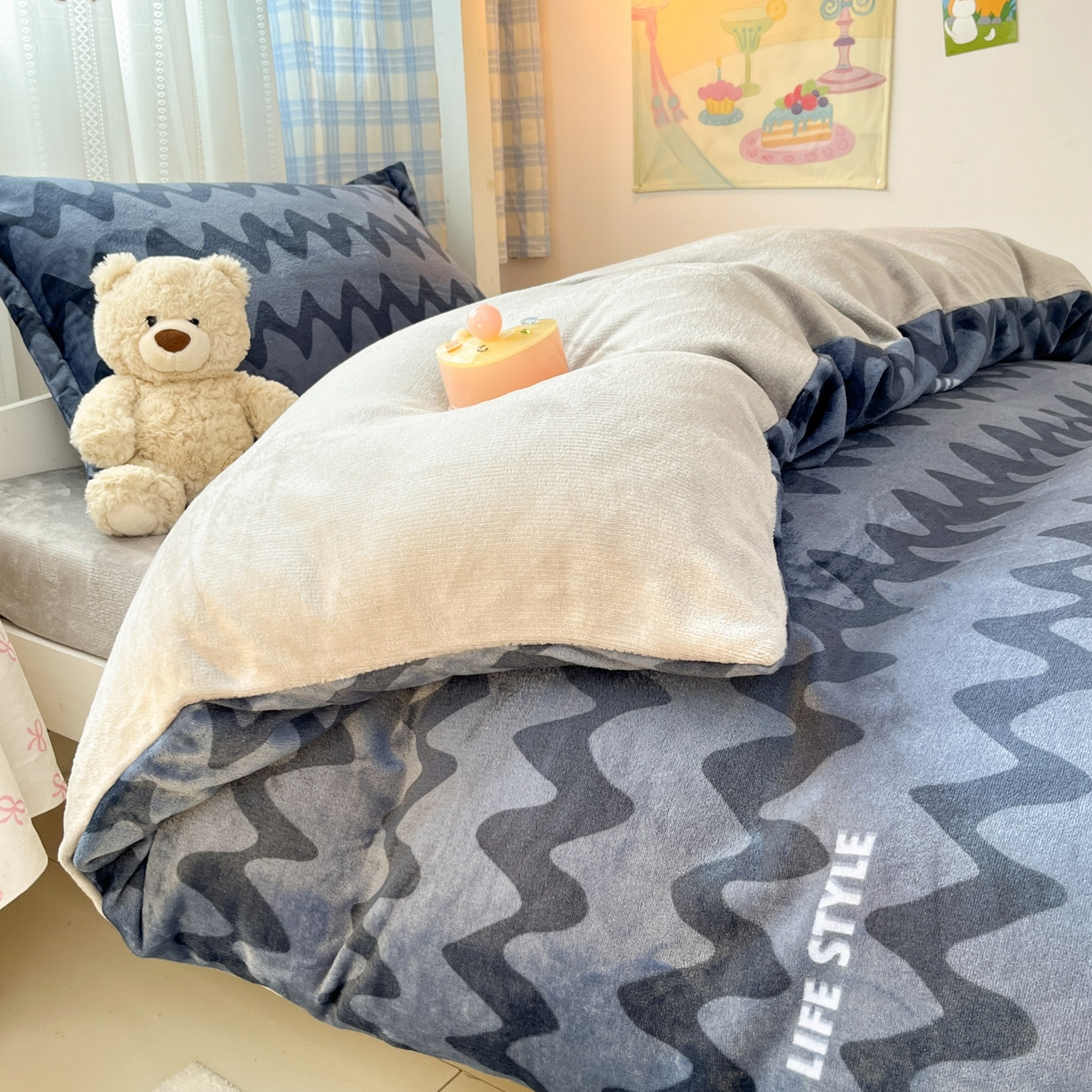 91家纺网 家纺一手货源 找家纺 川悦生活 2025新款加厚保暖高克重牛奶绒宿舍三件套 简一轻蓝