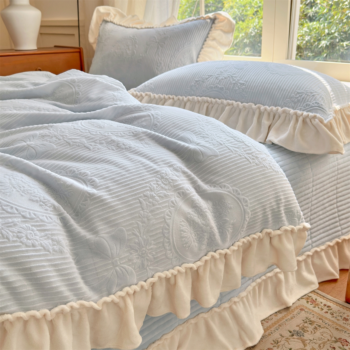 91家纺网 家纺一手货源 找家纺 （总）乐野家居 2025年新款轻法式甜心蝴蝶结高克重提花牛奶绒床盖四件套