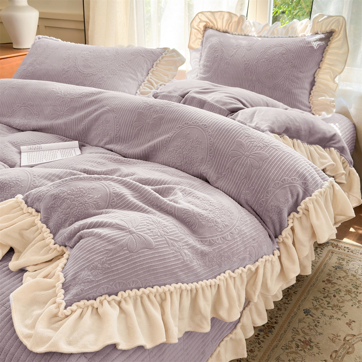 91家纺网 家纺一手货源 找家纺 乐野家居 2025年新款轻法式甜心蝴蝶结高克重提花牛奶绒床盖四件套 甜心蝴蝶结-紫