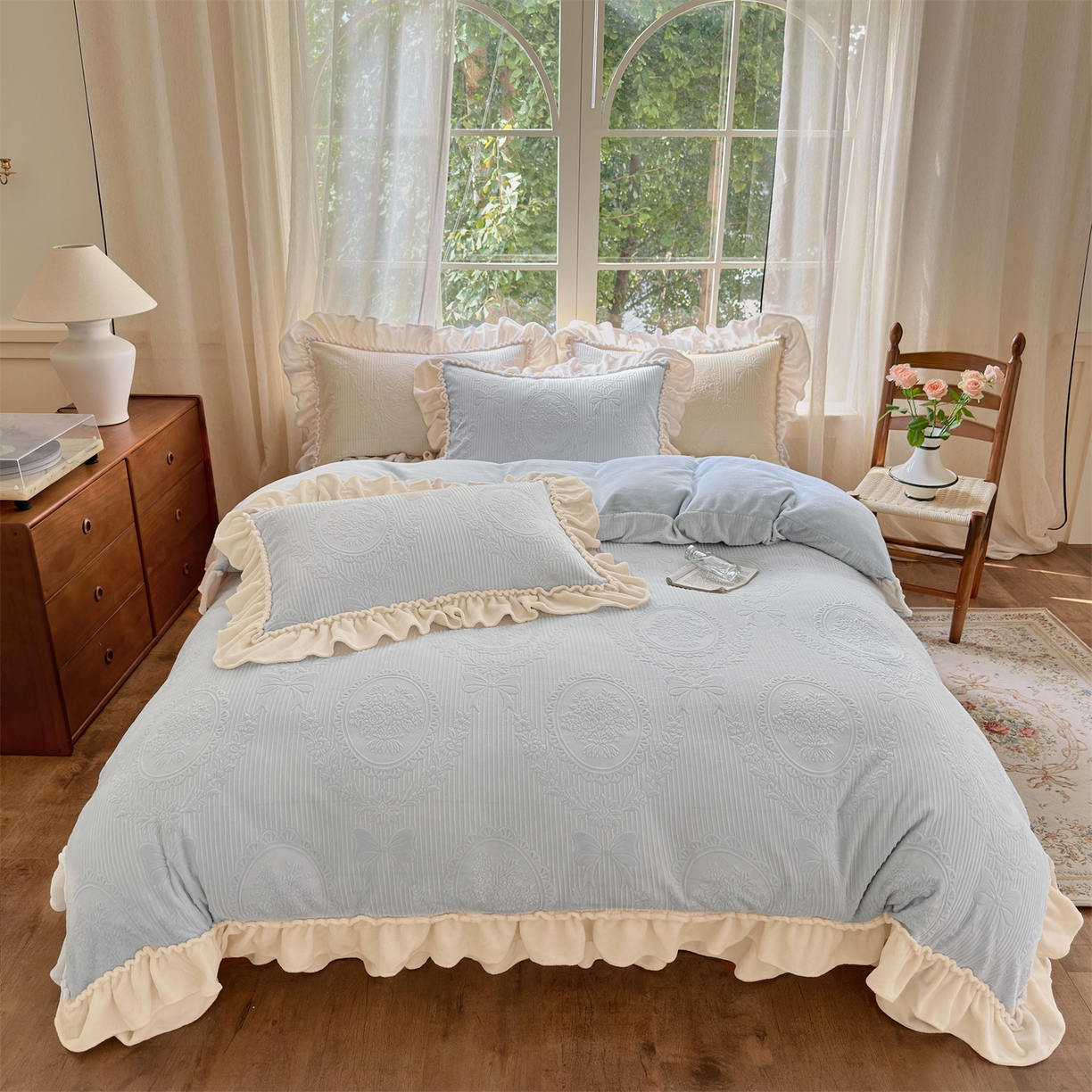 91家纺网 家纺一手货源 找家纺 （总）乐野家居 2025年新款轻法式甜心蝴蝶结高克重提花牛奶绒床盖四件套