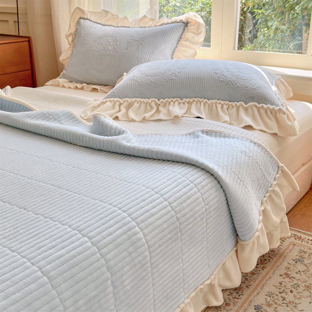 91家纺网 家纺一手货源 找家纺 （总）乐野家居 2025年新款轻法式甜心蝴蝶结高克重提花牛奶绒床盖四件套