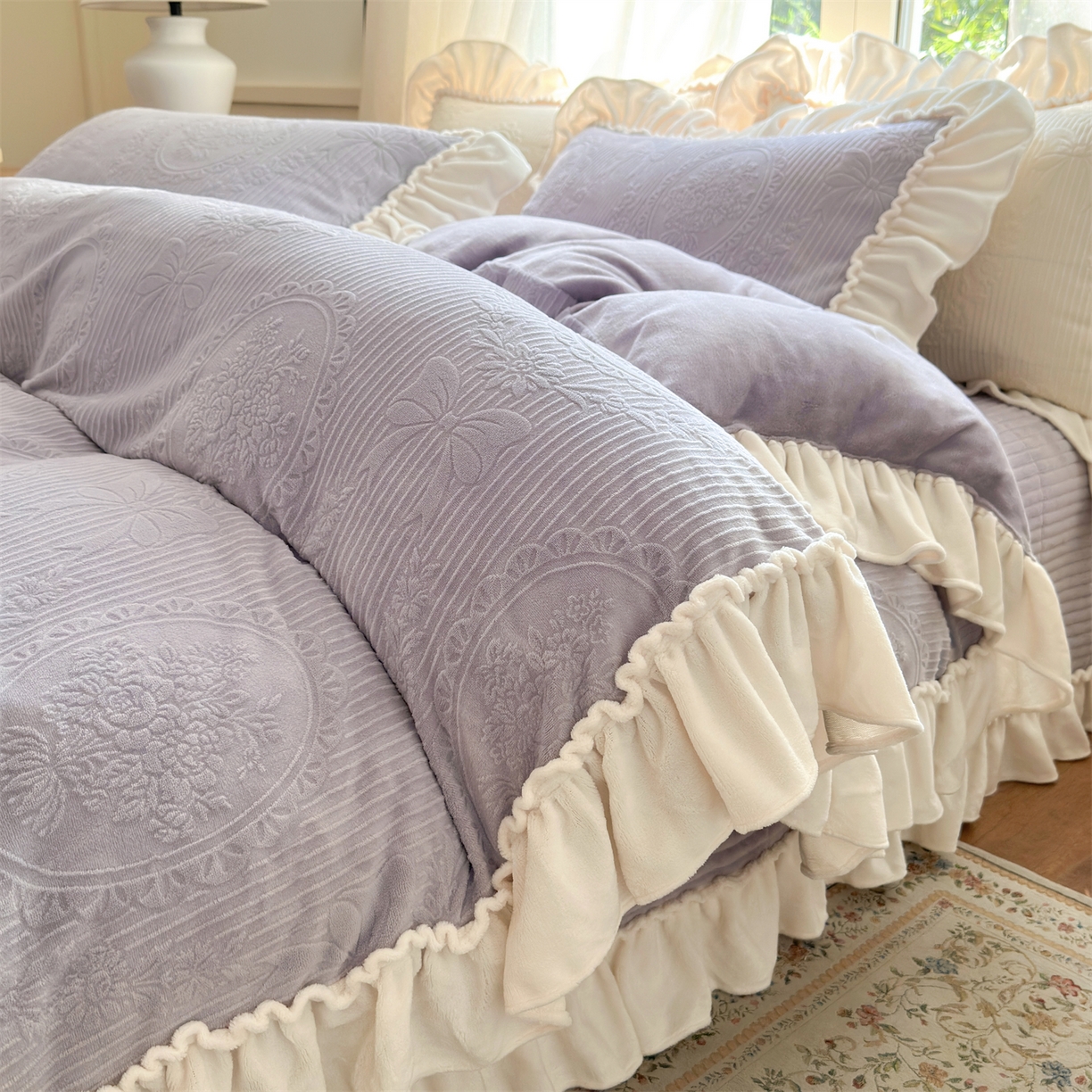 91家纺网 家纺一手货源 找家纺 乐野家居 2025年新款轻法式甜心蝴蝶结高克重提花牛奶绒床盖四件套 甜心蝴蝶结-紫