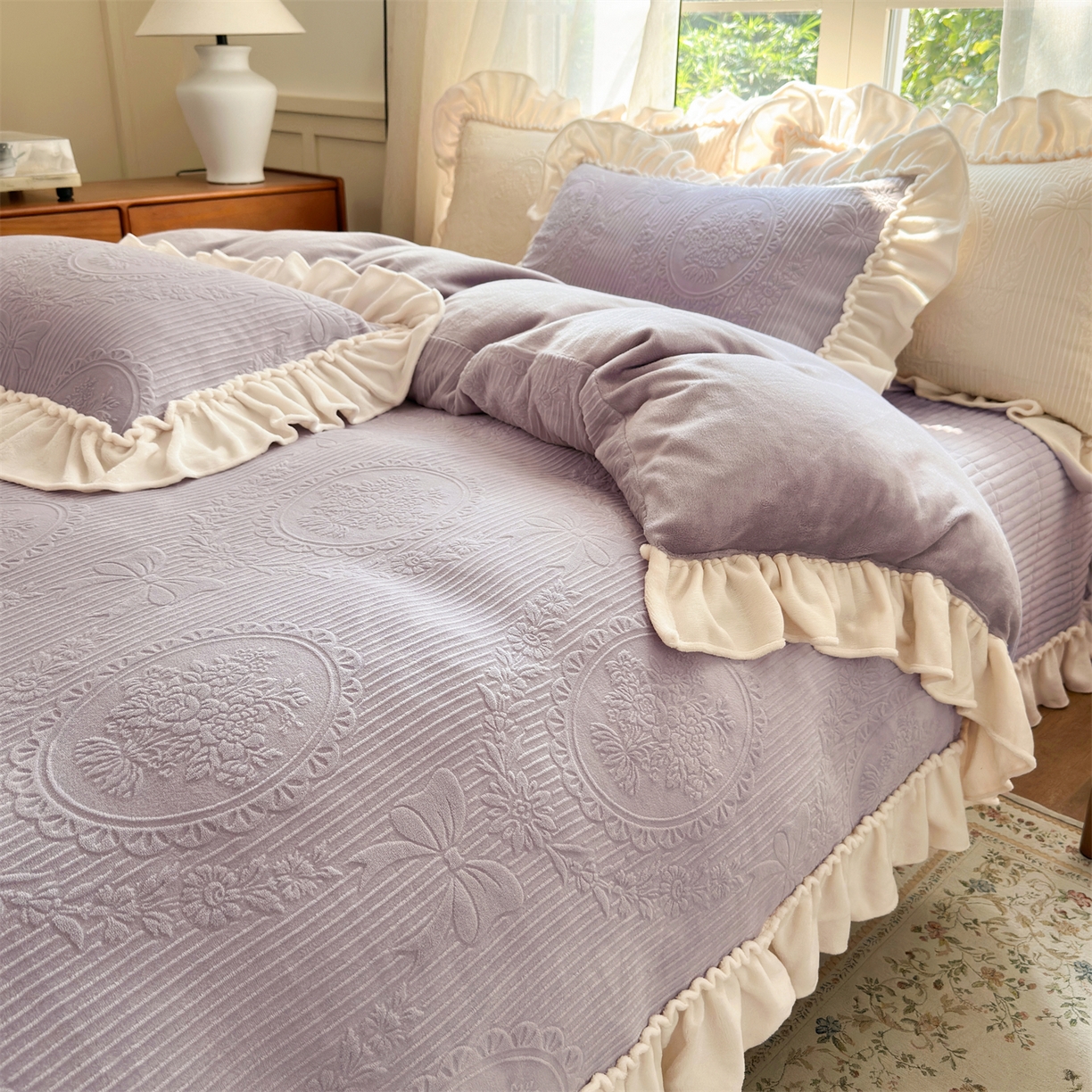 91家纺网 家纺一手货源 找家纺 乐野家居 2025年新款轻法式甜心蝴蝶结高克重提花牛奶绒床盖四件套 甜心蝴蝶结-紫