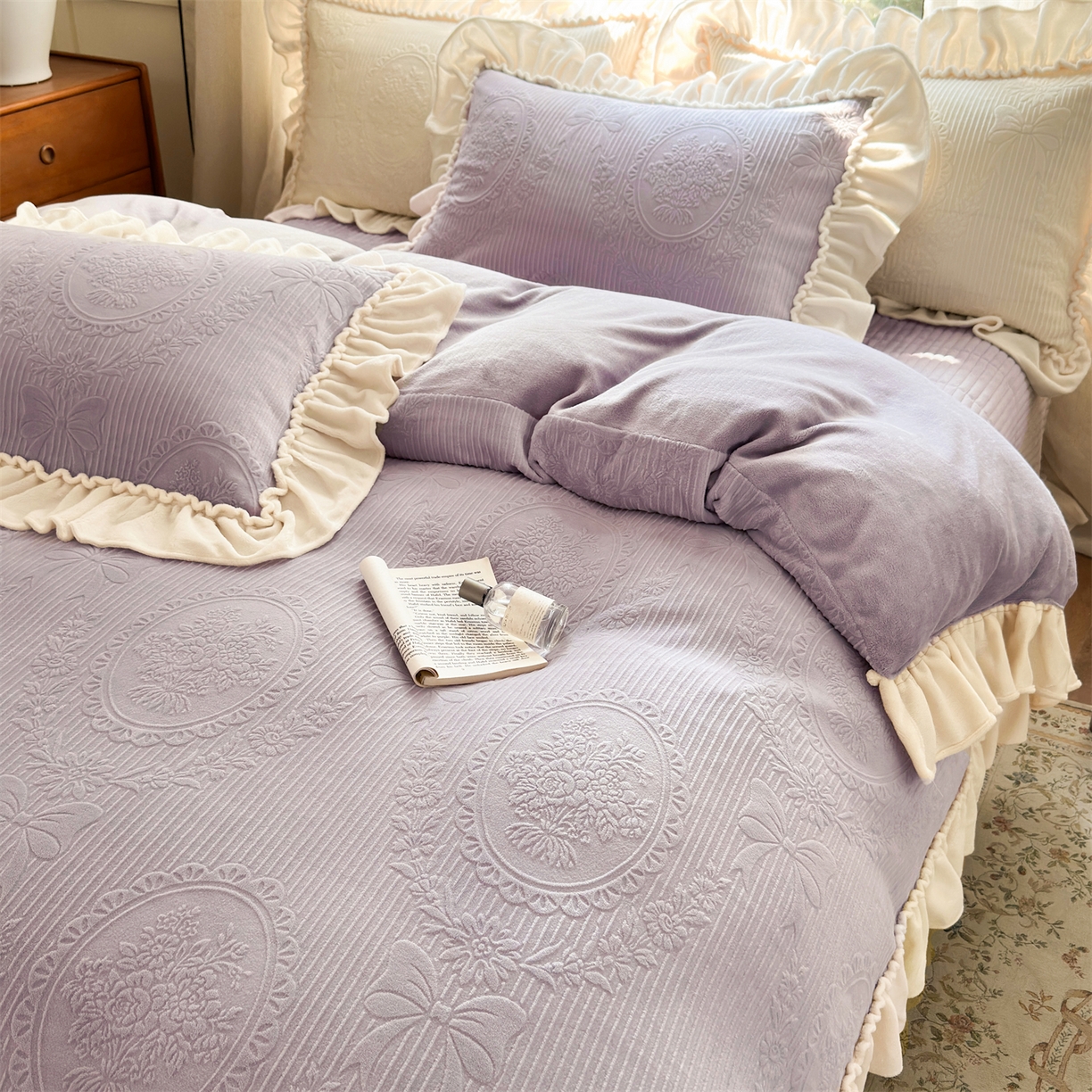 91家纺网 家纺一手货源 找家纺 乐野家居 2025年新款轻法式甜心蝴蝶结高克重提花牛奶绒床盖四件套 甜心蝴蝶结-紫