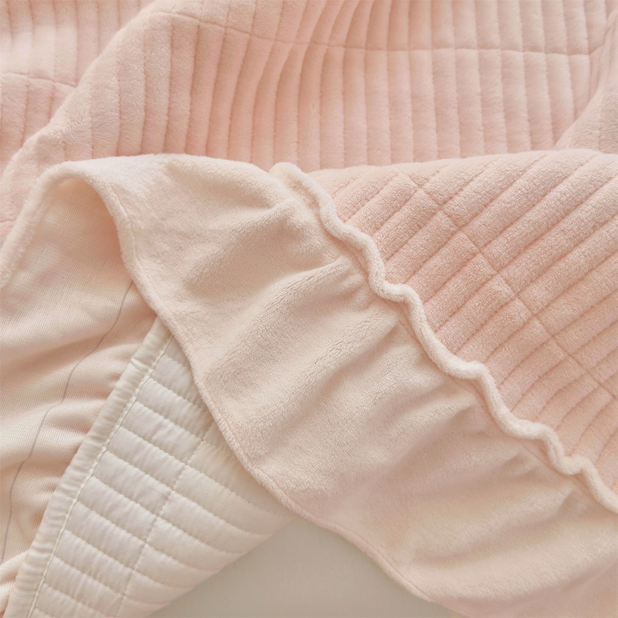 91家纺网 家纺一手货源 找家纺 乐野家居 2025年新款轻法式甜心蝴蝶结高克重提花牛奶绒床盖四件套 甜心蝴蝶结-粉