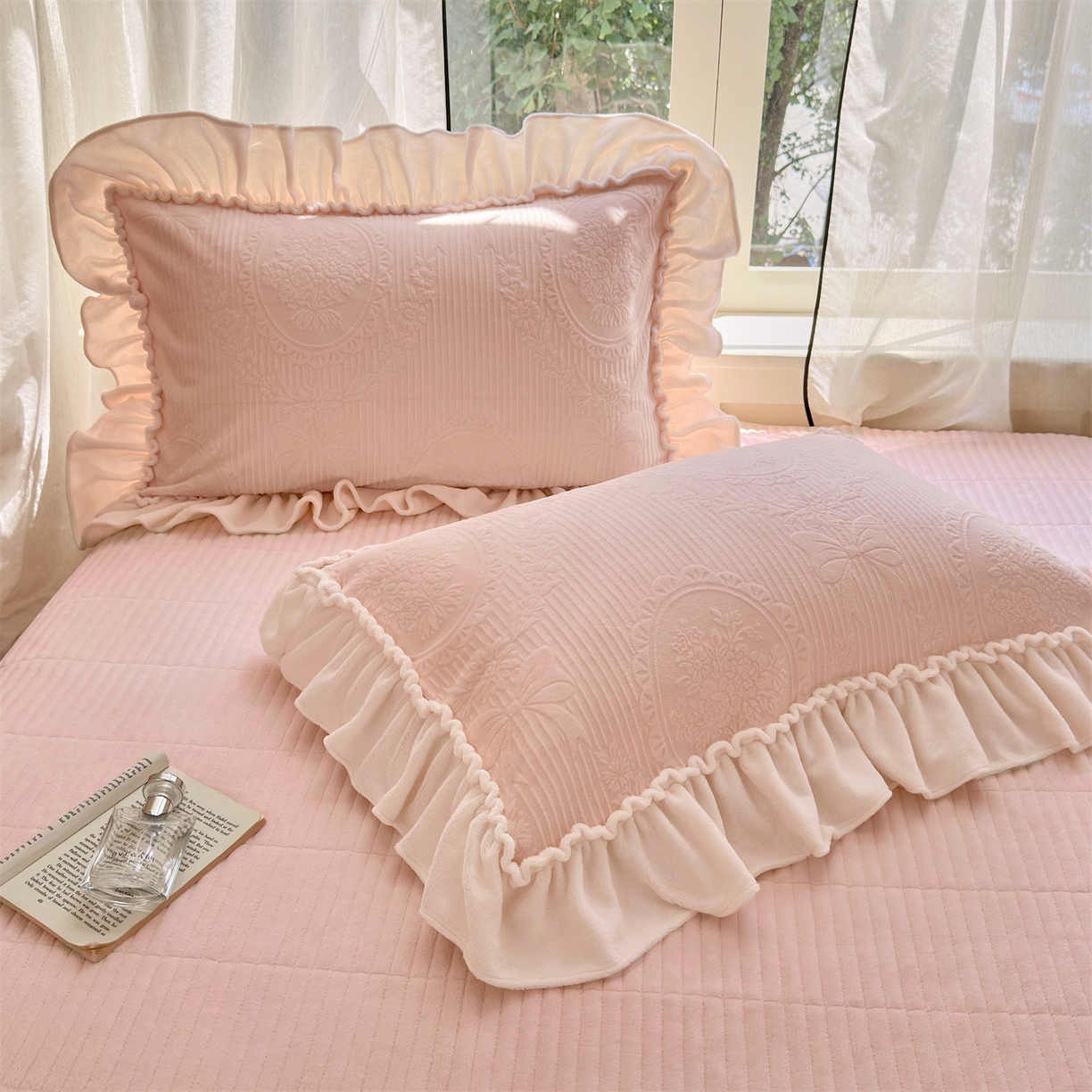 91家纺网 家纺一手货源 找家纺 乐野家居 2025年新款轻法式甜心蝴蝶结高克重提花牛奶绒床盖四件套 甜心蝴蝶结-粉