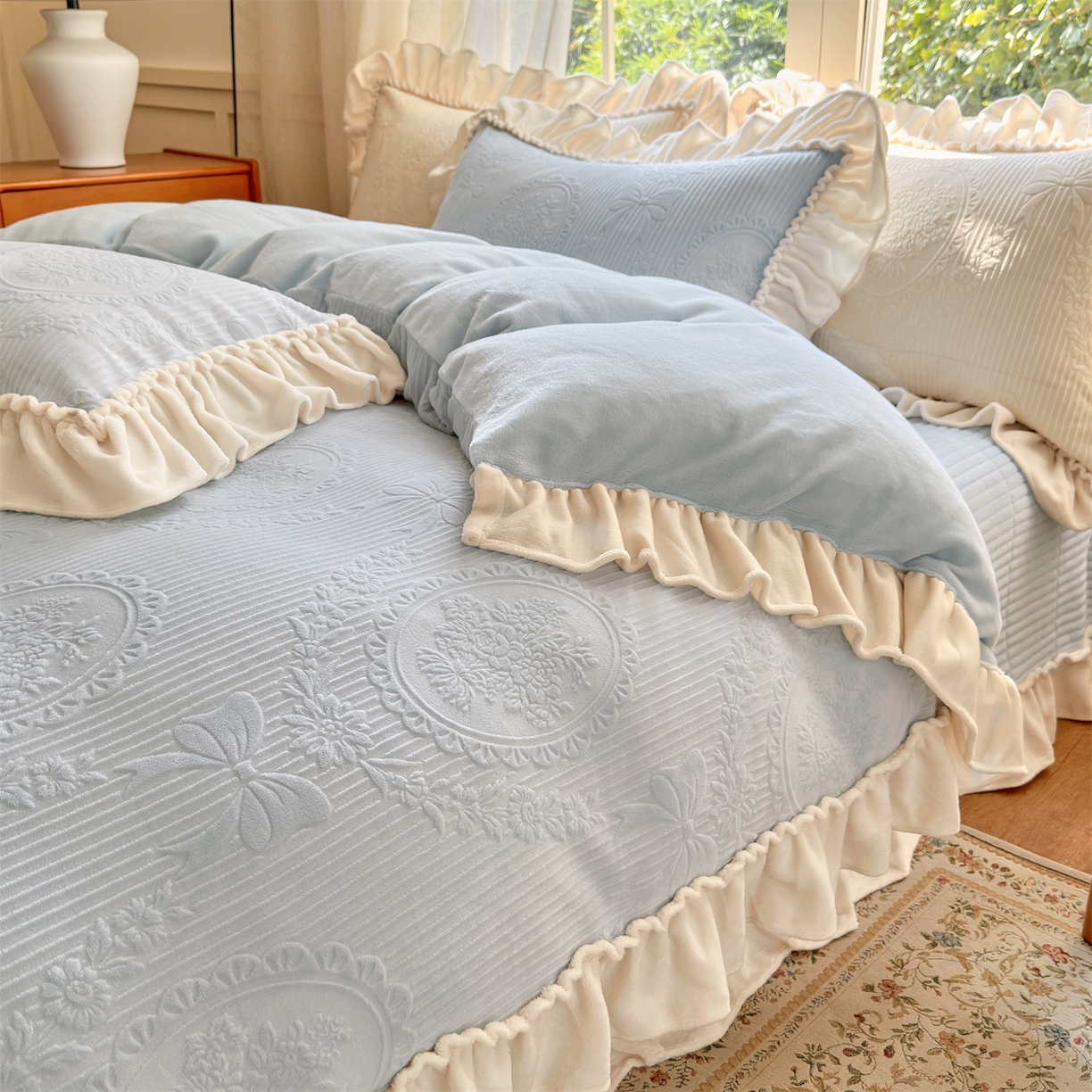 91家纺网 家纺一手货源 找家纺 （总）乐野家居 2025年新款轻法式甜心蝴蝶结高克重提花牛奶绒床盖四件套