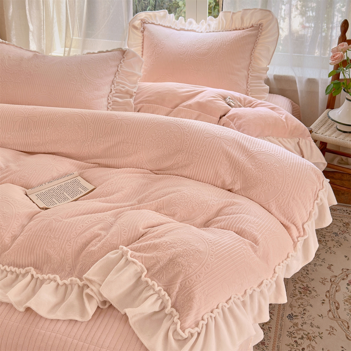 91家纺网 家纺一手货源 找家纺 （总）乐野家居 2025年新款轻法式甜心蝴蝶结高克重提花牛奶绒床盖四件套