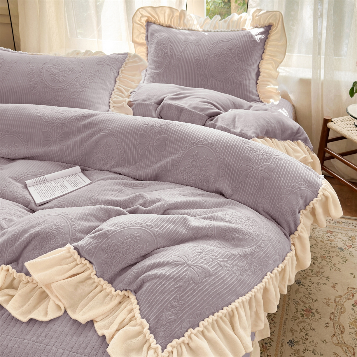 91家纺网 家纺一手货源 找家纺 （总）乐野家居 2025年新款轻法式甜心蝴蝶结高克重提花牛奶绒床盖四件套