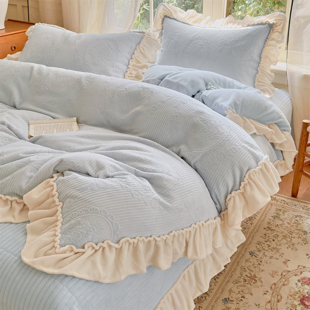 91家纺网 家纺一手货源 找家纺 （总）乐野家居 2025年新款轻法式甜心蝴蝶结高克重提花牛奶绒床盖四件套