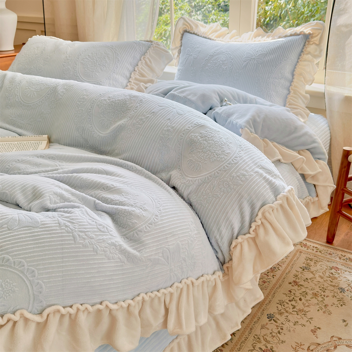 91家纺网 家纺一手货源 找家纺 （总）乐野家居 2025年新款轻法式甜心蝴蝶结高克重提花牛奶绒床盖四件套